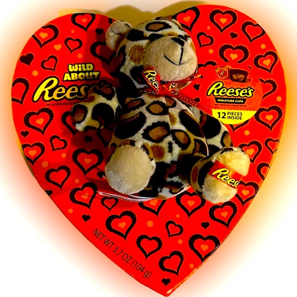 REESES VALENTINE HEART CHOCOLATE BOX W/ PLUSH BEAR COLLECTIBLE GIFT NO CANDY 9” - Picture 2 of 7